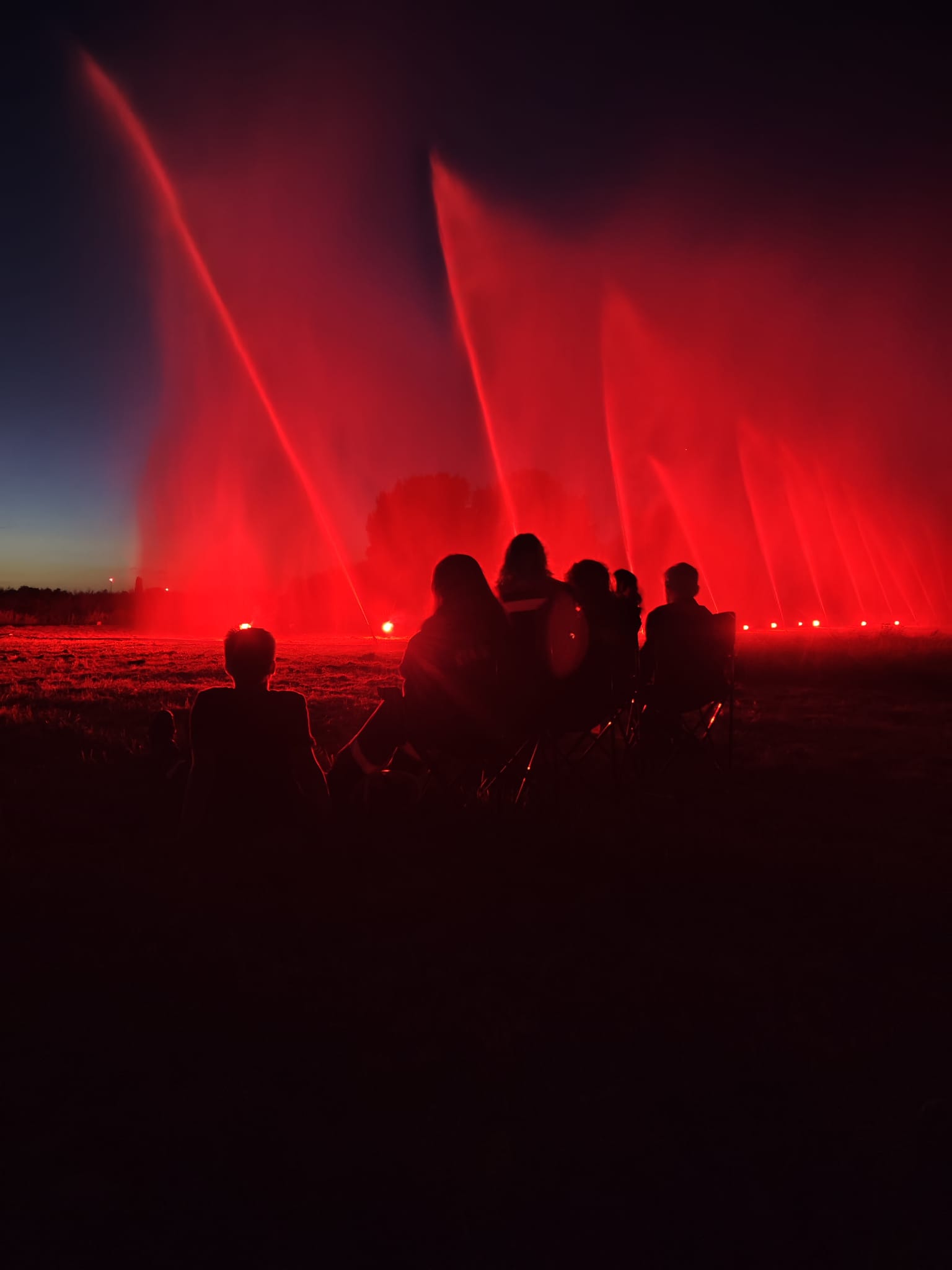 Rotes Bengalolicht im Wasserspiel